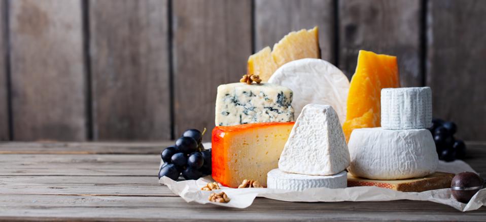 Kaas assortiment: blauwe kaas, harde kaas, zachte kaas.