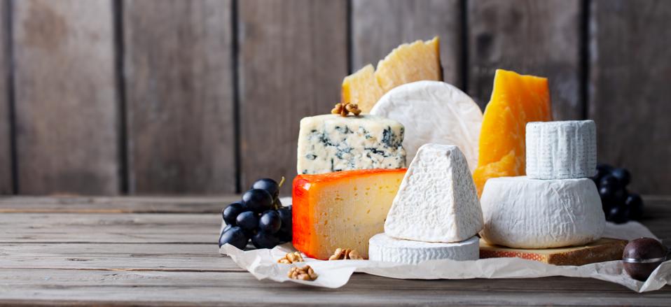 Assortiment de fromages : fromage bleu, fromage à pâte dure, fromage à pâte molle. 