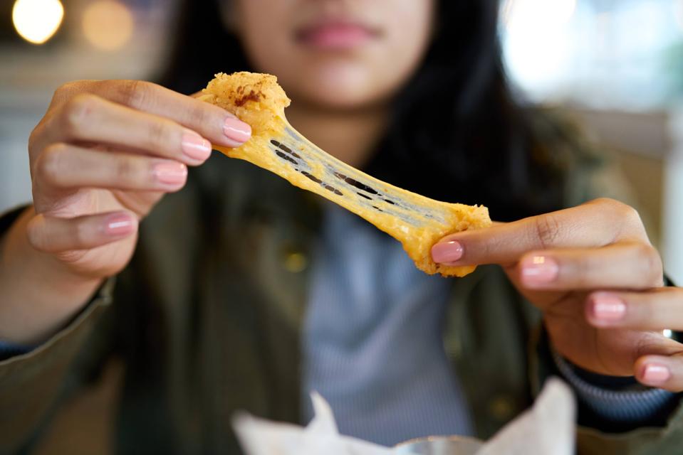 Cercetare a unei femei care mănâncă un Pimento Cheese Fritter Servit la Cribbs Kitchen din Spartanburg, Carolina de Sud 