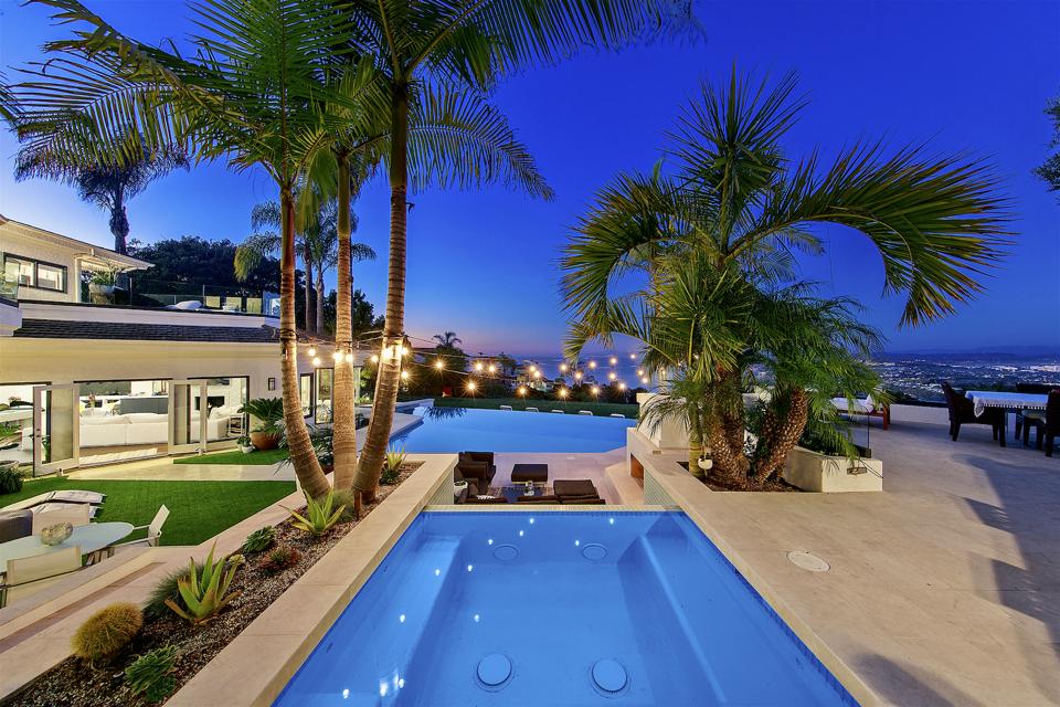 The pool and spa at 1904 Via Casa Alta la jolla san diego junior seau