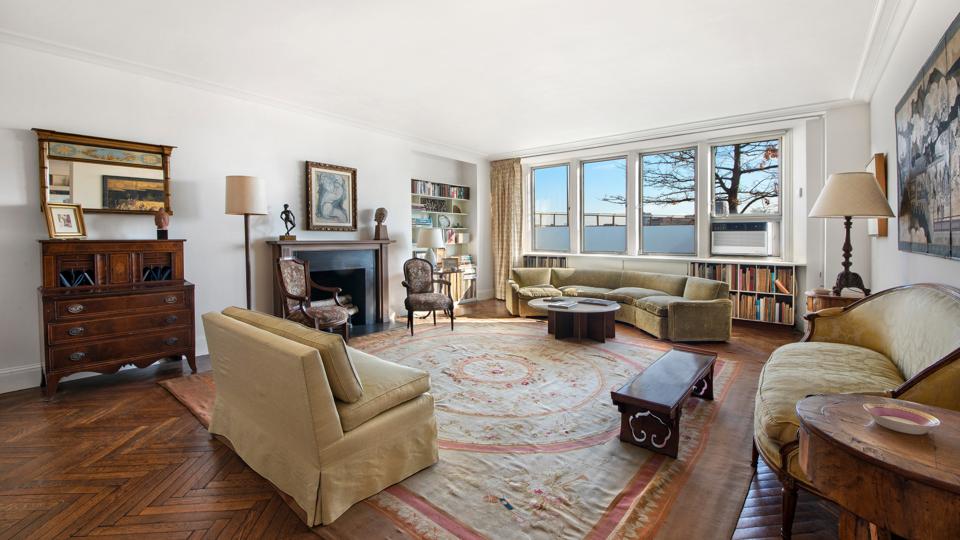 living room inside maisonette 1c at 1 east end ave in yorkville nyc