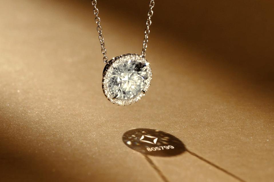 Diamond pendant necklace