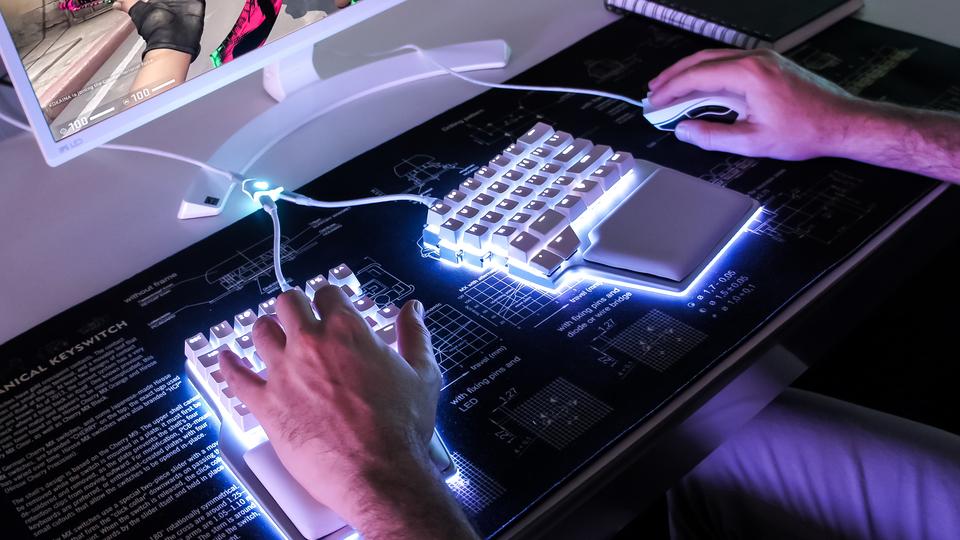 Dygma Raise in white with brushed aluminum base