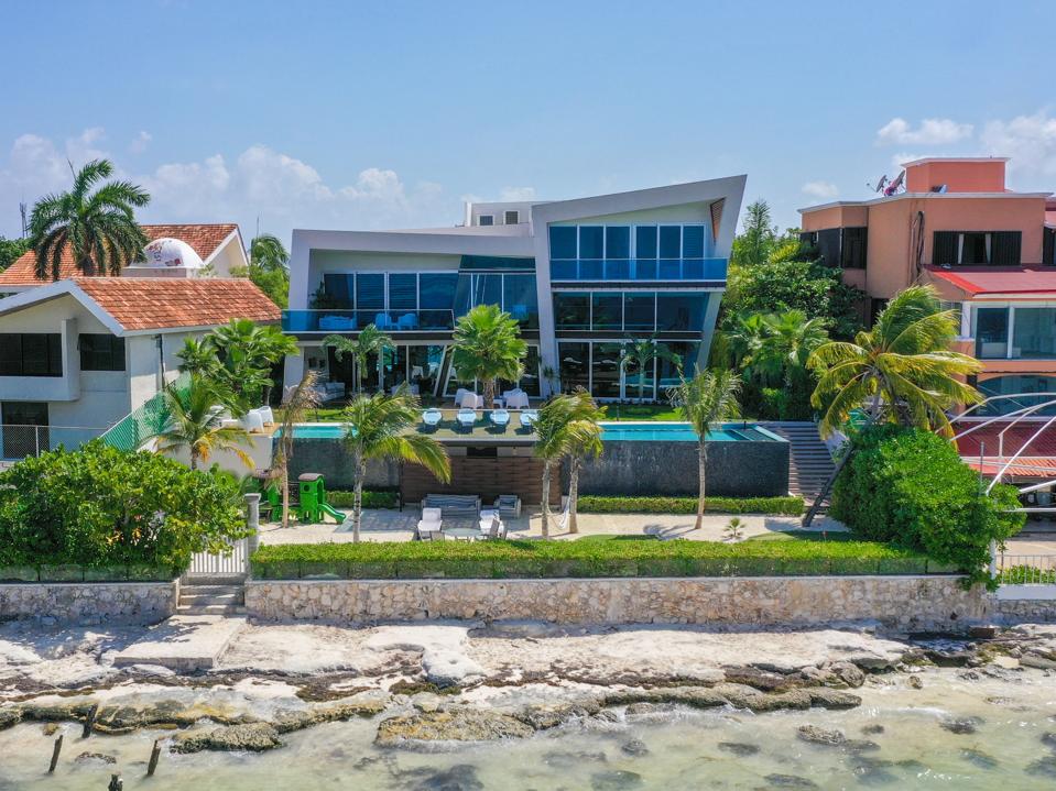 Casa EnMar is a modern-style home in Cancun designed by architect Sergio Orduña.