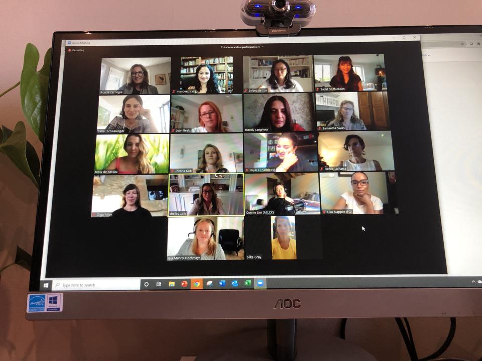 A computer screen with 18 people who are all on the same platform to have a conversation about Switzerland and the values ​​of precision.