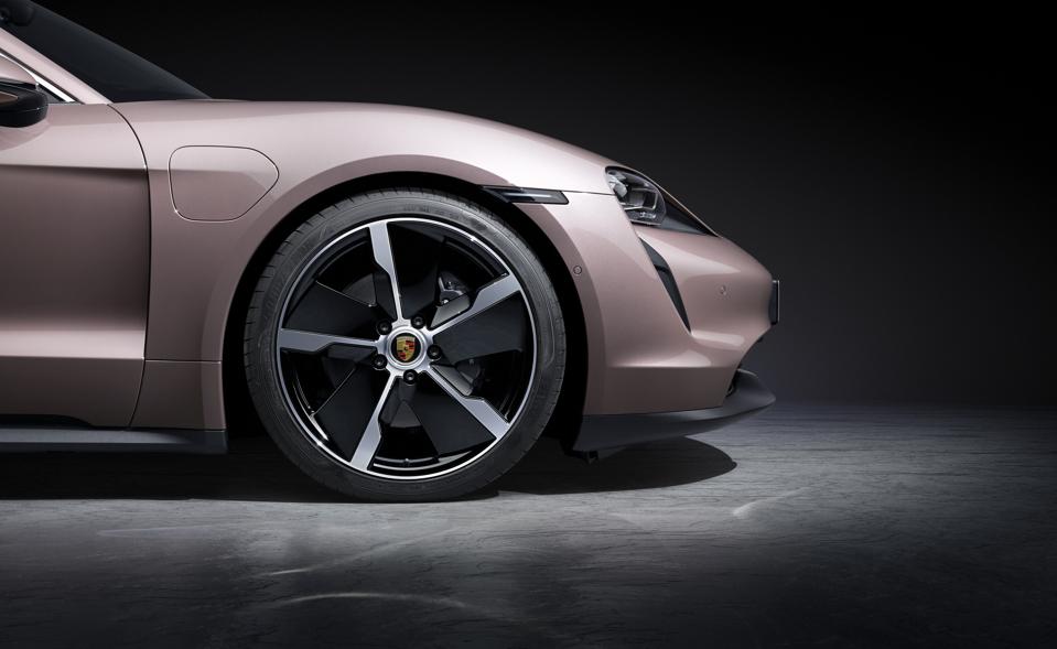 Standard brakes measure 14.1 inches, with 6-piston calipers.