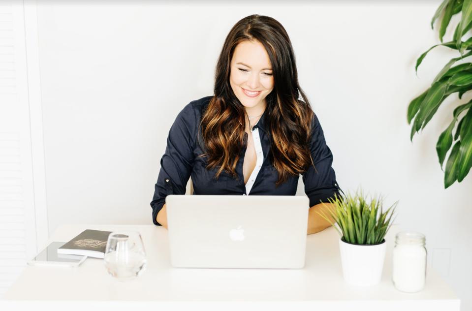 3 Essential Elements of Selling an Online Course in 2021 | Stephanie Burns