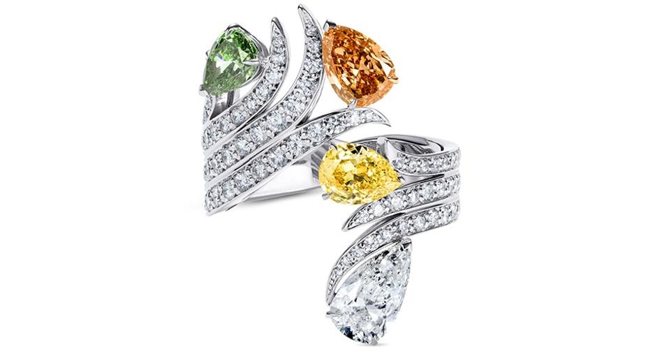 The Idunnu ring features three pear-shaped fancy-colored diamonds