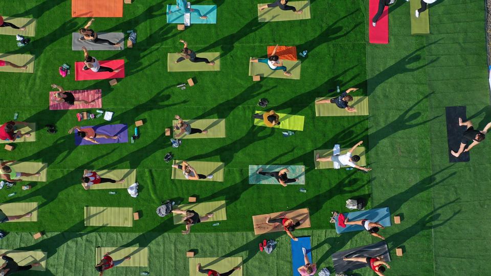 TOPSHOT-UAE-YOGA-LAKE