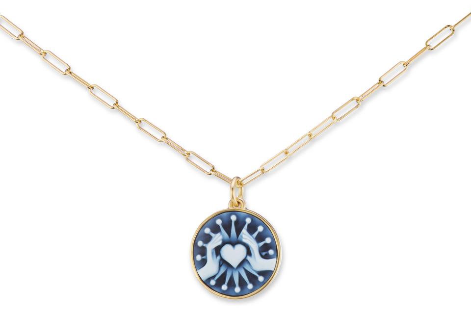 Collier de jeton d'amour Philia Camée, agate bleue sculptée à la main et or 18 carats, 5450 $, Ana Katerina