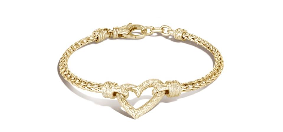 Bracelet à breloques cœur en chaîne classique de la Saint-Valentin, or 14 carats, Adwoa Aboah x John Hardy, 2 995 $