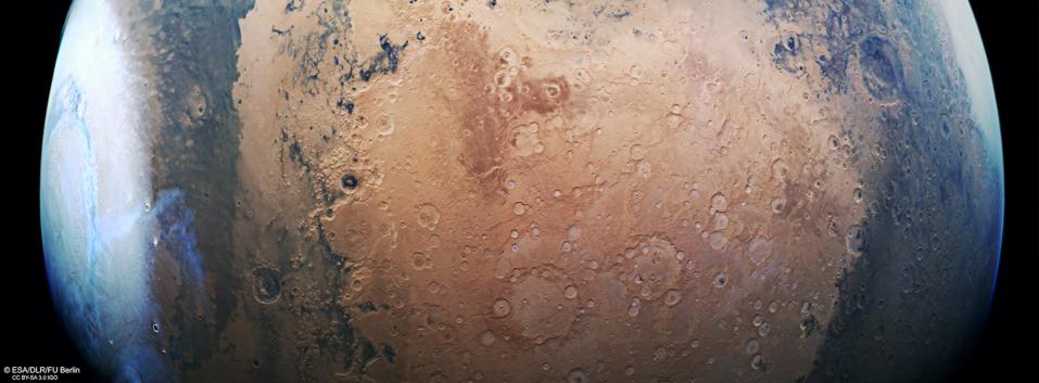 Questa immagine dal Mars Express dell'ESA mostra una bellissima fetta del Pianeta Rosso dalla copertura artica, evidenziando gli spazi craterizzati in Terra Sabaea e Arabia Terra. Include i dati raccolti il 17 giugno 2019 durante l'orbita 19550.