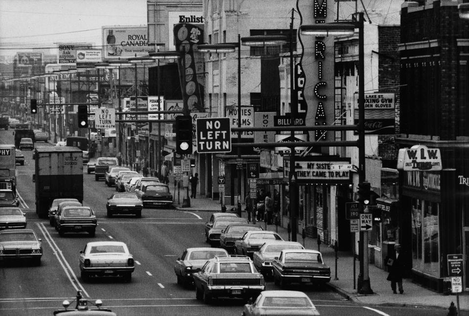 Lake Street between Nicollet Avenue and 1st Avenue South in Minneapolis. Minneapolis Tribune (now Star Tribune) photo Nov 8, 1972, by staff photographer Regene Radniecki.
