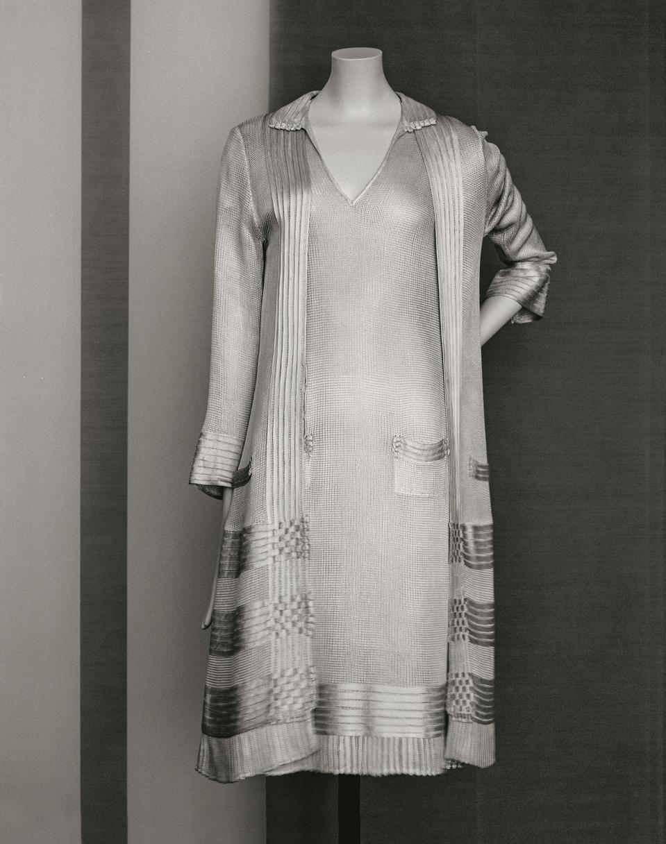 Chanel dress and coat ensemble in ivory silk jersey, between 1922 and 1928. Paris, Chanel Heritage