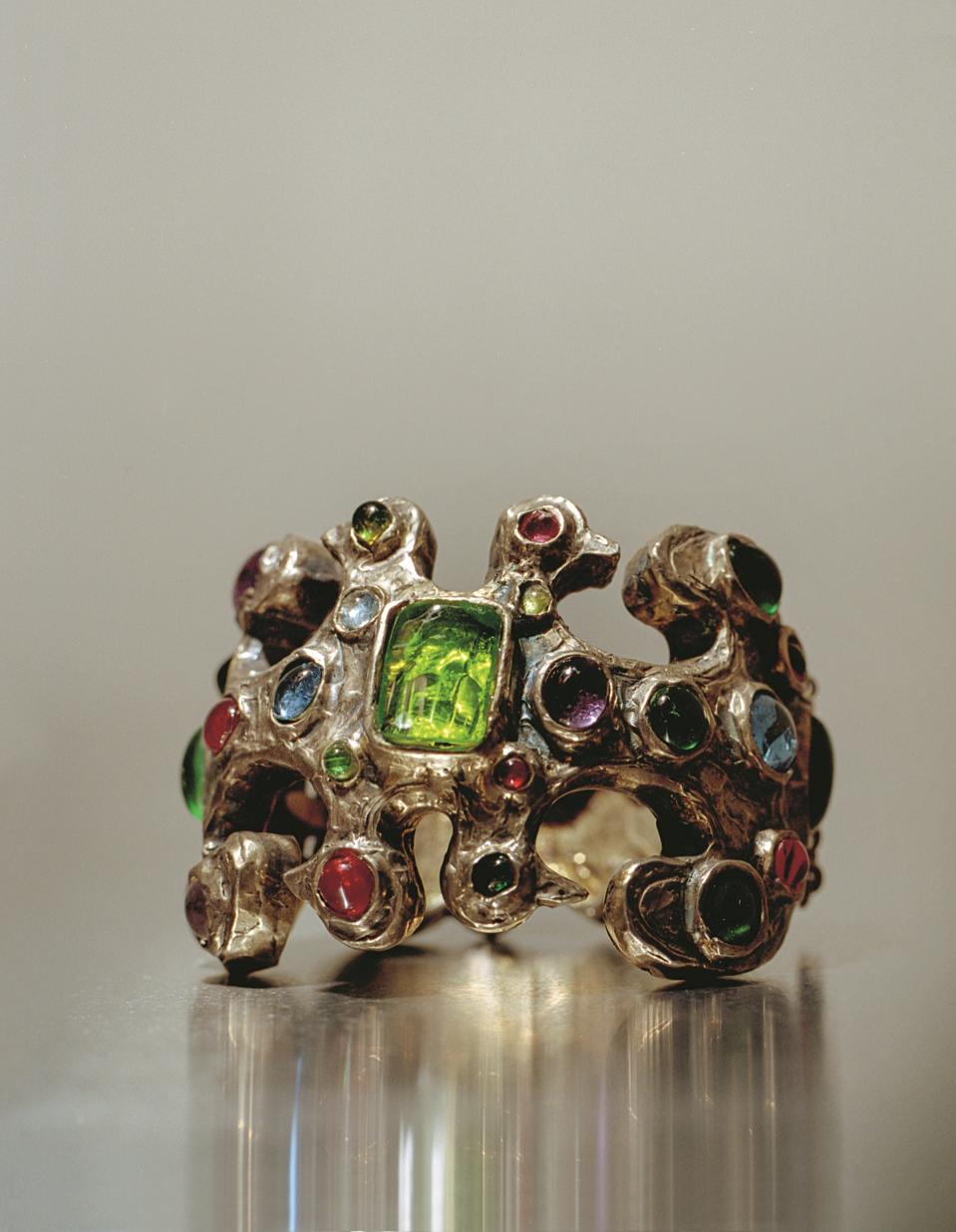 Chanel bracelet in vermeil and polychrome glass paste made by Goossens between 1965 and 1971. Paris, Chanel Heritage