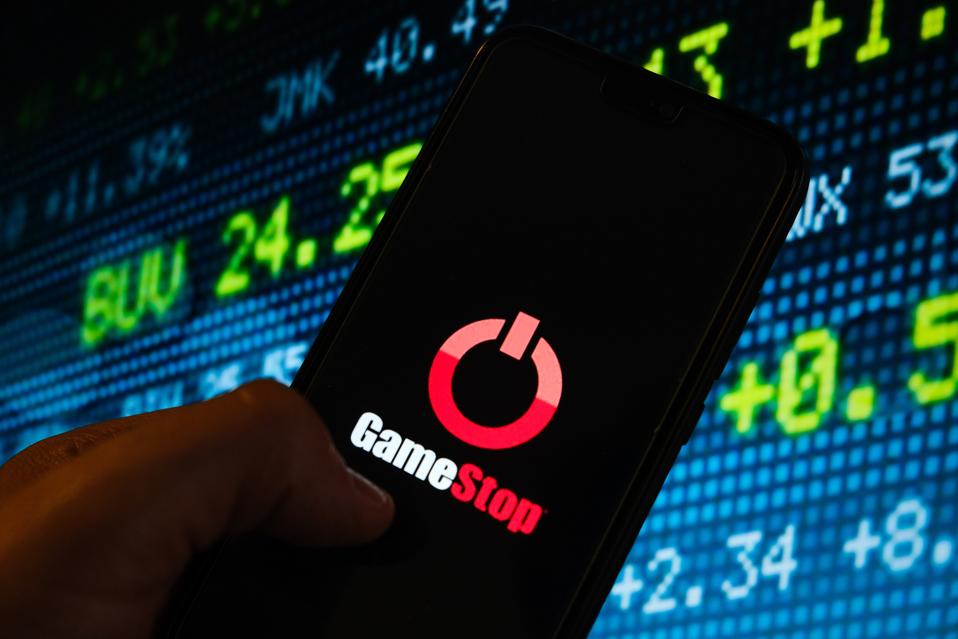 Dans cette illustration photo, un logo Gamestop vu affiché sur un smartphone 