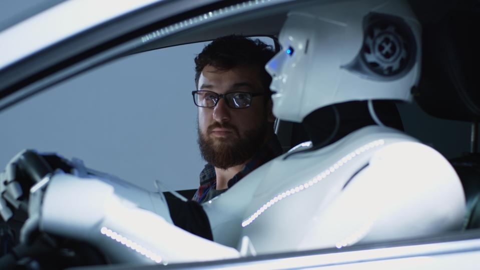 Ingénieur testant un robot de conduite automobile