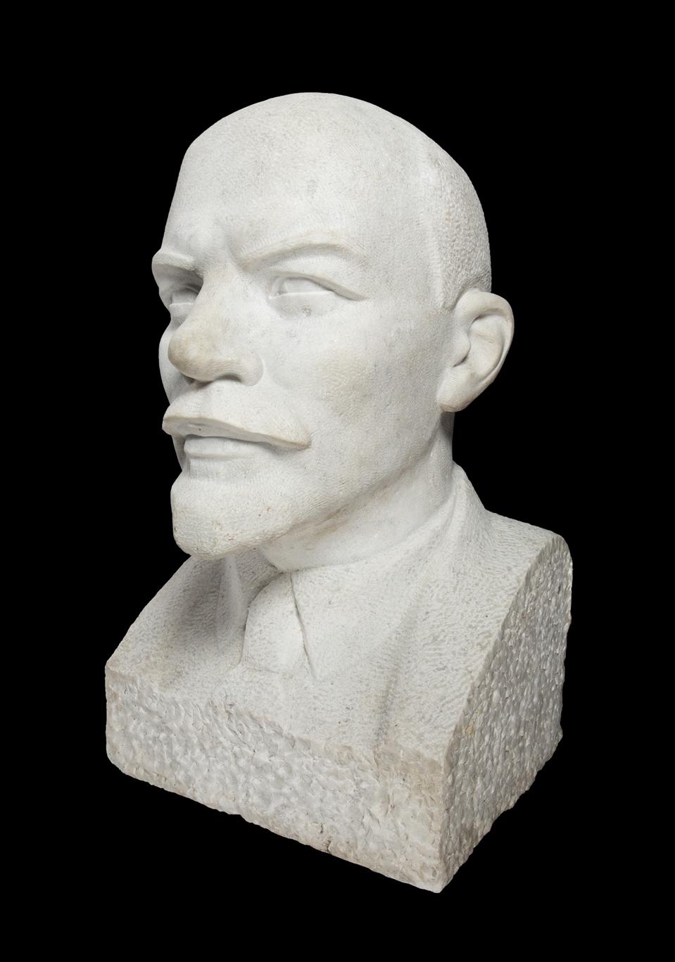 Baltasis granito Lenino biustas stovi prie KGB būstinės Kaliningrade.