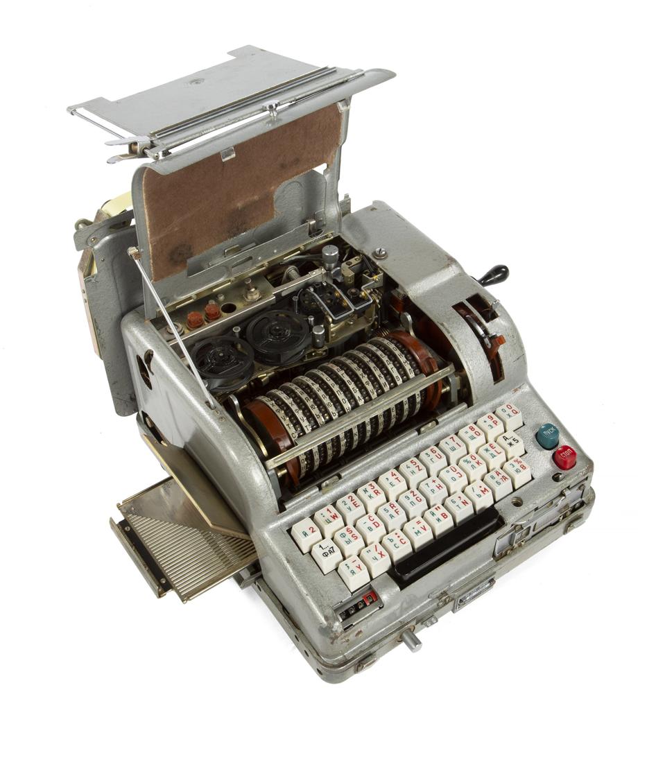 Sudėtinga rašomoji mašinėlė po Antrojo pasaulinio karo, kurią KGB regioninė būstinė naudojo bendraujant su lauko agentais.