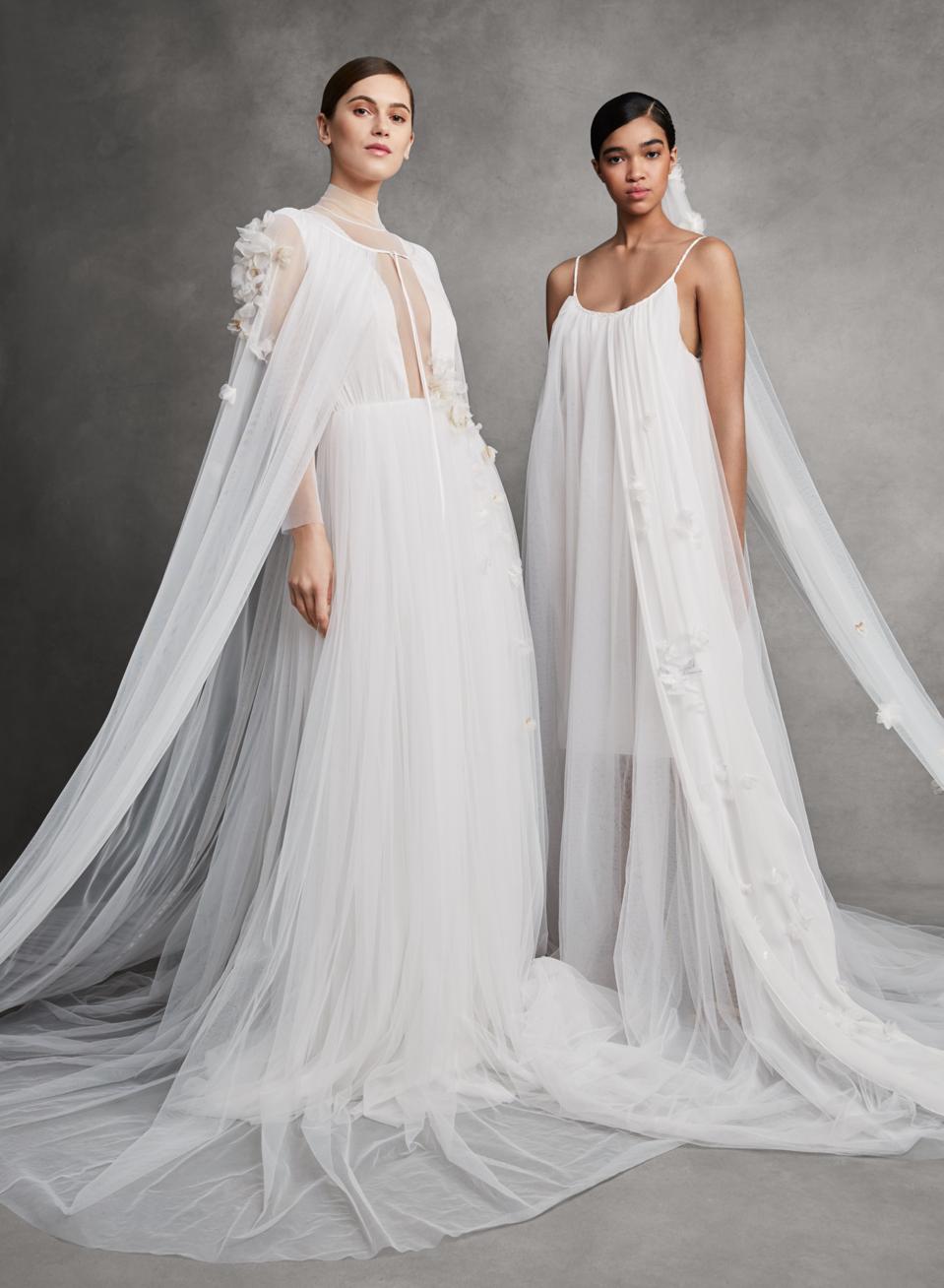 deux modèles en robes de mariée blanches conçues par Andrew Kwon, diplômé de la Parsons School of Design