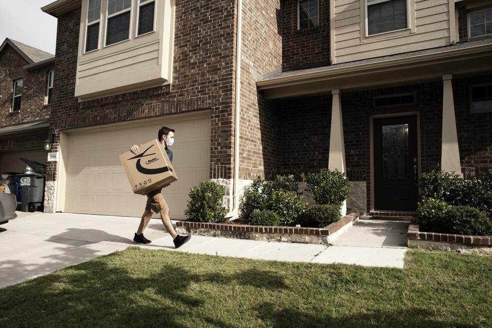 courier with package