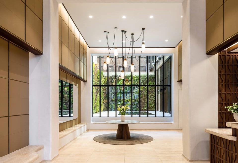 Beau lobby en marbre de Carrare.