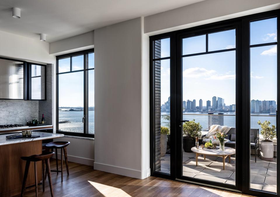 La cuisine mène au balcon par une grande fenêtre.