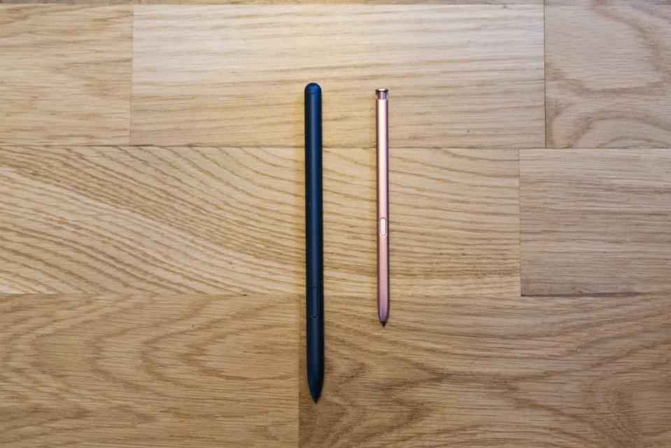 Nota El S Pen (derecha) no se siente tan firme como el S Pen de escala completa (izquierda).