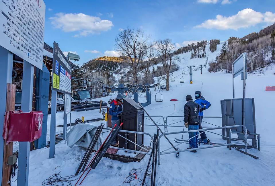 skiers near lift in aspen colorado