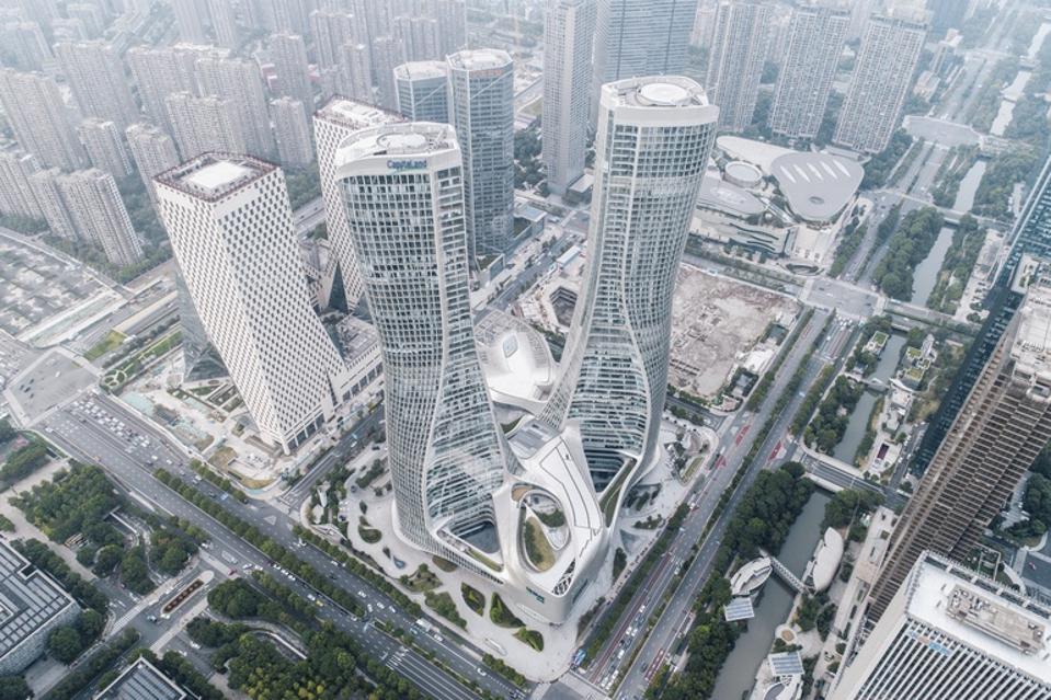 Vista aérea da cidade de Hangzhou Raffles ao anoitecer