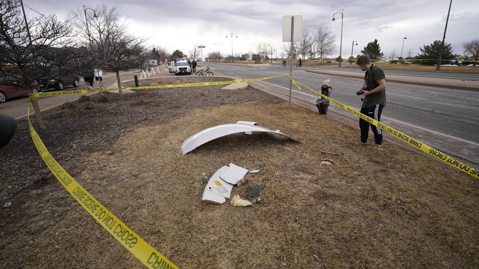 Emergency-Landing-Plane-Debris