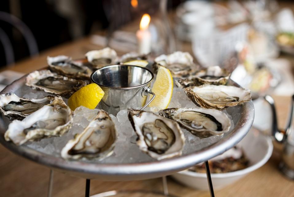 Oysters on ice with lemon