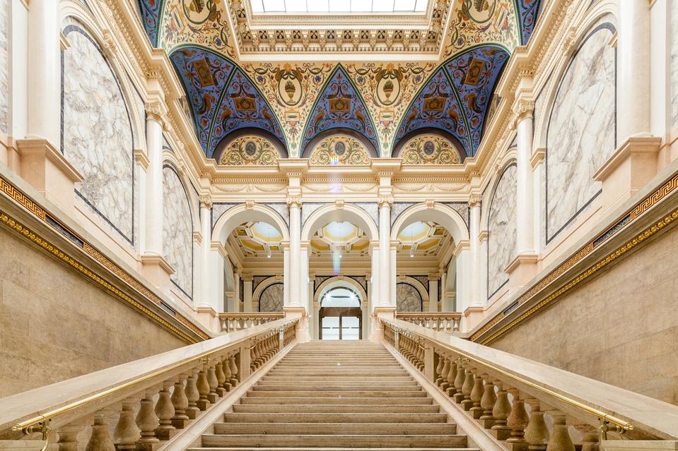 Eine Treppe in der modernen Albertina, Wien.