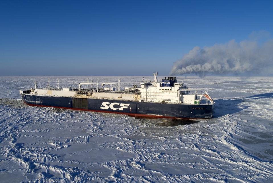 Арктический танкер Christophe de Margery окружен морскими льдами.