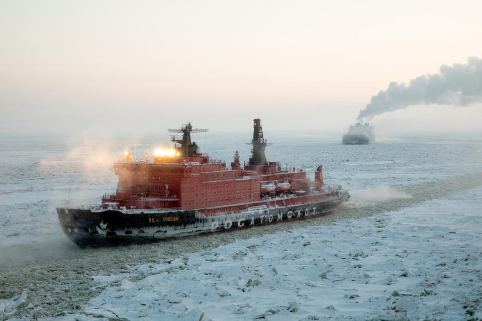 Ледокол 50 Led Bobby с ядерной установкой проходит сквозь арктические льды.