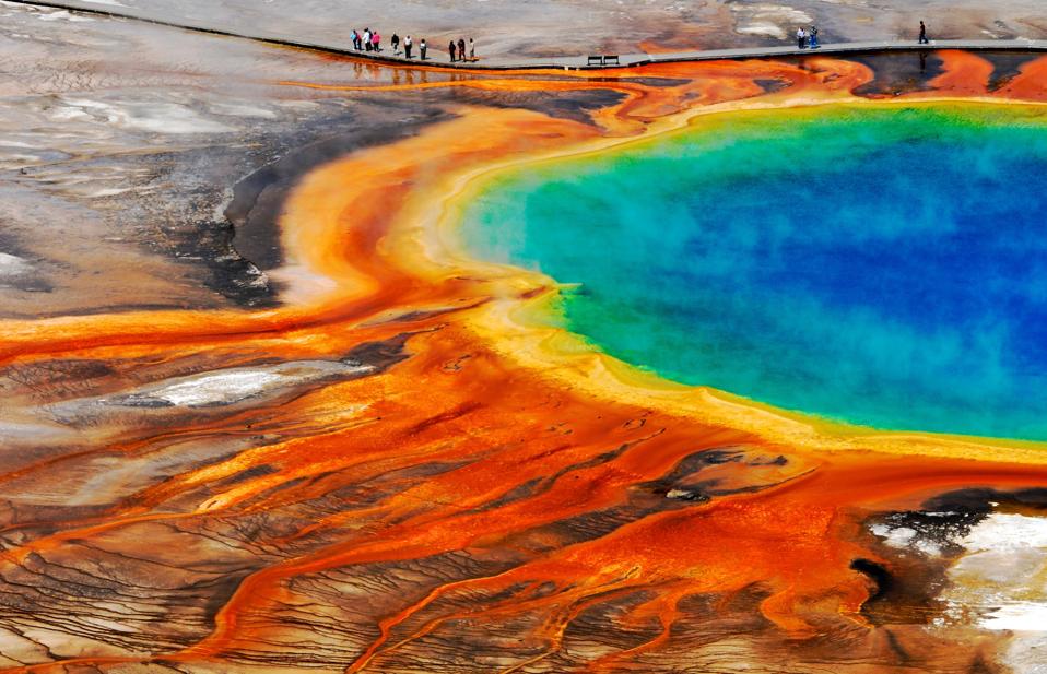 Piscine géothermique dans le parc national de Yellowstone, Wyoming, USA.