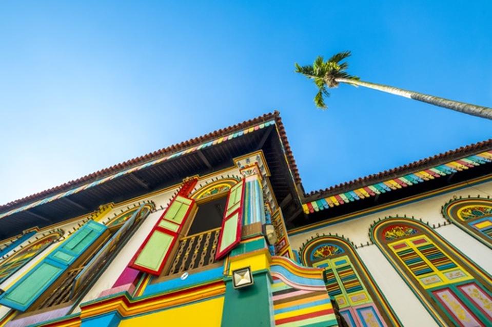 Extérieur de bâtiment coloré dans Little India, Singapour