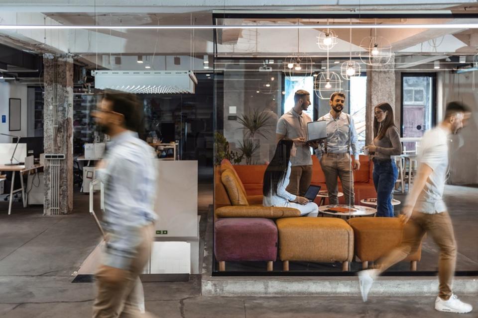 HOW ORGANIZATIONS CAN EMBRACE CITIZEN DEVELOPERS BUSINESS PEOPLE WORKING IN THE OFFICE