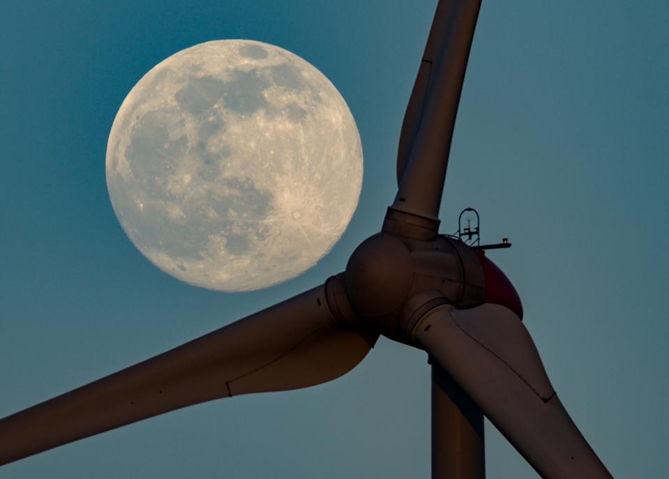 La luna se eleva sobre Brandeburgo
