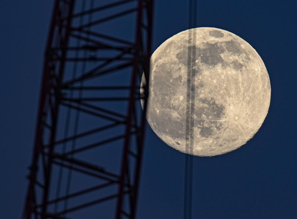 La luna se eleva sobre Brandeburgo