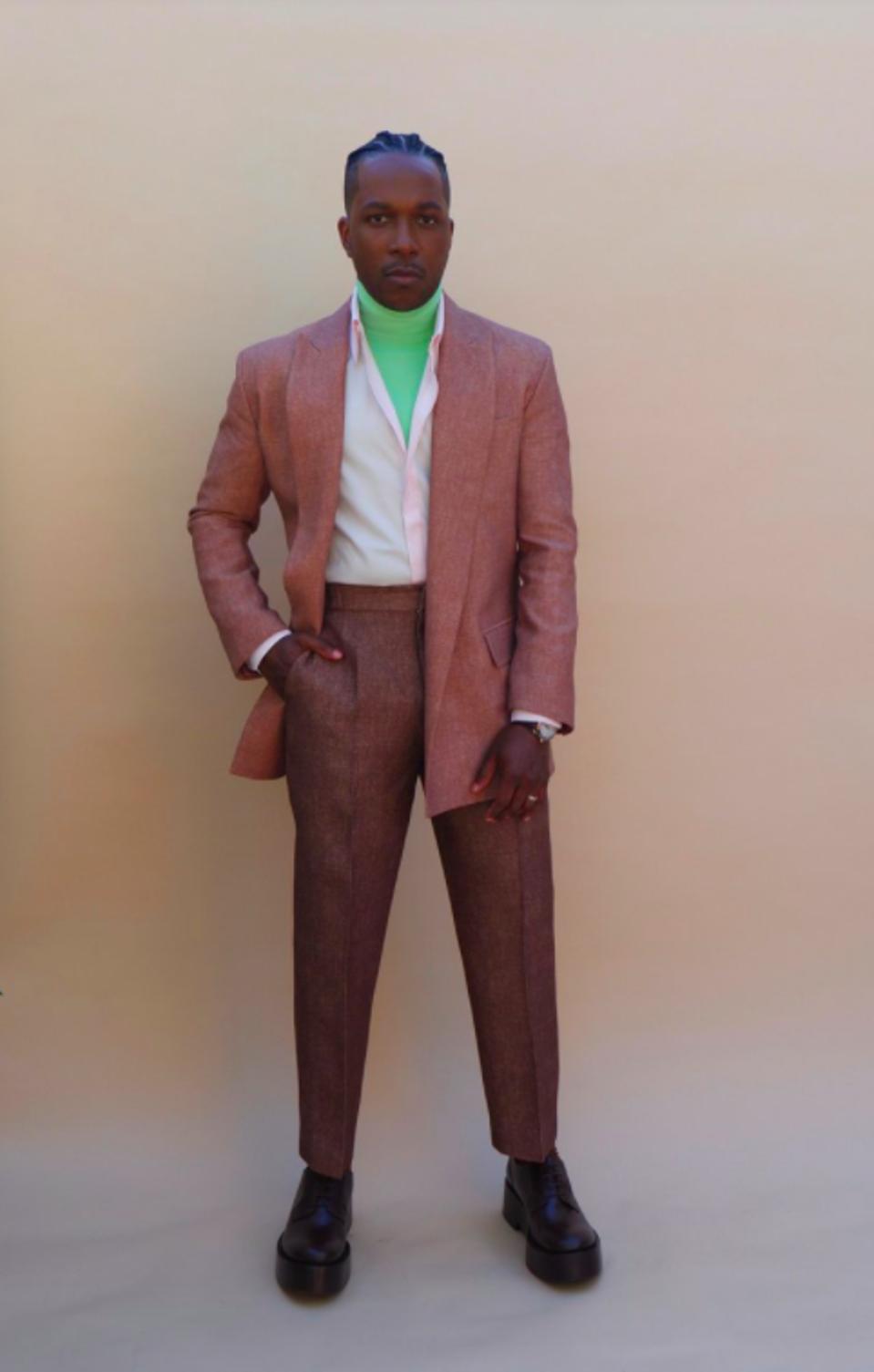 Leslie Odom Jr. brings his own hint of lime to the Golden Globes.