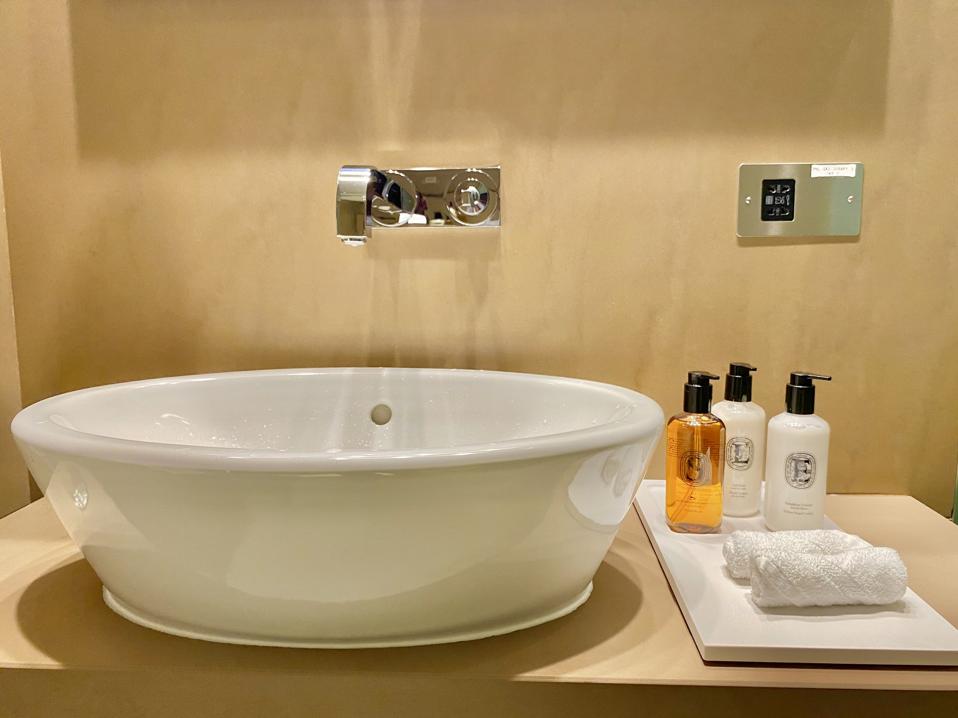 expensive luxury bath products at business class lounges for premium privileged travelers