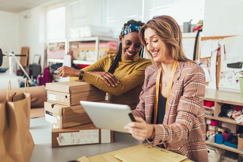 Ventes en ligne.  Les femmes qui travaillent dans leur magasin.