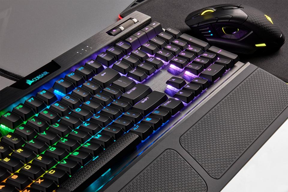 Corsair K60 RGB PRO LOW PROFILE Mechanisch Gaming Toetsenbord (CHERRY MX LOW PROFILE SPEED Keyswitches: Lineair en snel, slank duurzaam aluminium frame, RGB achtergrondverlichting per toets) Zwart Corsair K60 RGB PRO LOW PROFILE Mechanisch Gaming Toetsenbord (CHERRY MX LOW PROFILE SPEED Keyswitches: Lineair en snel, slank duurzaam aluminium frame, RGB achtergrondverlichting per toets) Zwart