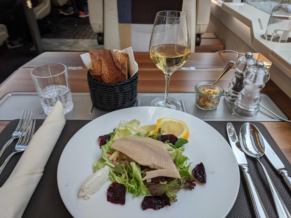 Geräucherte Schweizer Forelle an Bord des Glacier Express