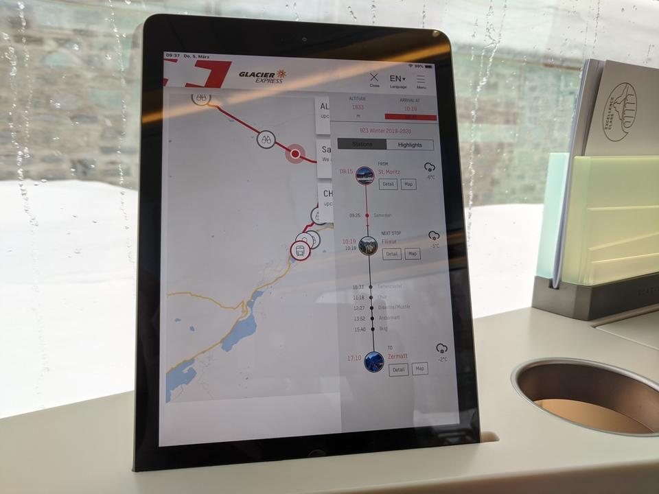 Ein Tablet, das Ihnen Ihre Reiseroute an Bord des Glacier Express zeigt