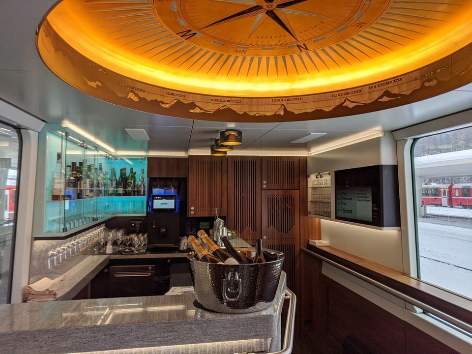 Tolle Bar und Kompass an Bord des Glacier Express