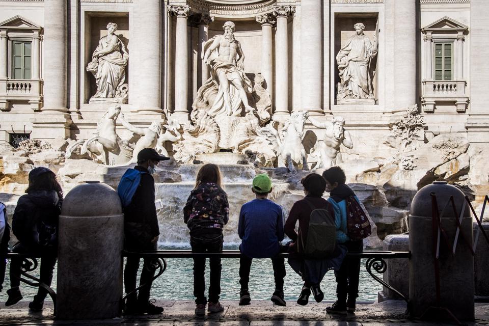 Elementary school pupils in outdoor class in Trevi Fountain