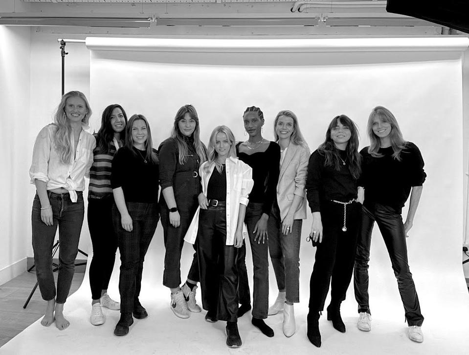 L'équipe entièrement féminine de l'Atelier Romy dans son studio de photographie