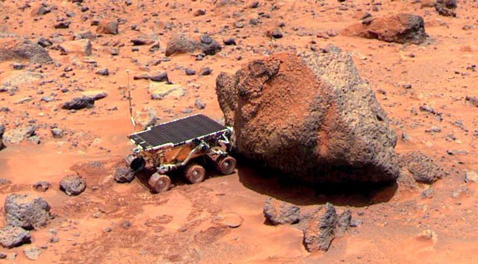 Questa immagine, ripresa da Mars Pathfinder del suo rover Sojourner, mostra una varietà di colori.
